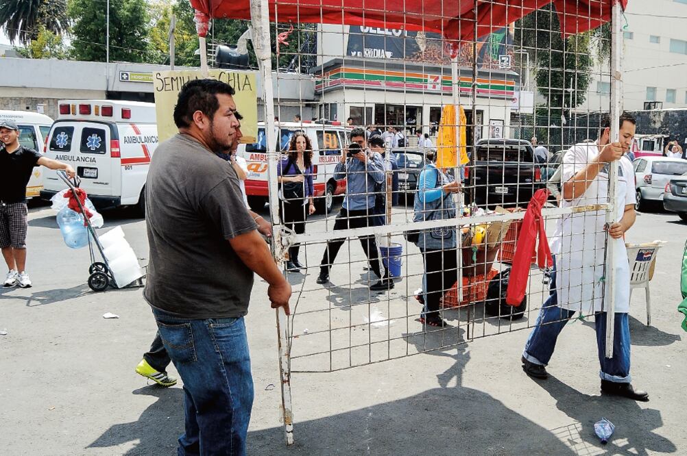 Autoridades de la delegación Cuahutémoc anunciaron el retiro de más de 300 vendedores en la vía pública de la calle Dr. Pasteur y que afectaba el acceso al Hospital General (SAÚL LÓPEZ. CUARTOSCURO)
