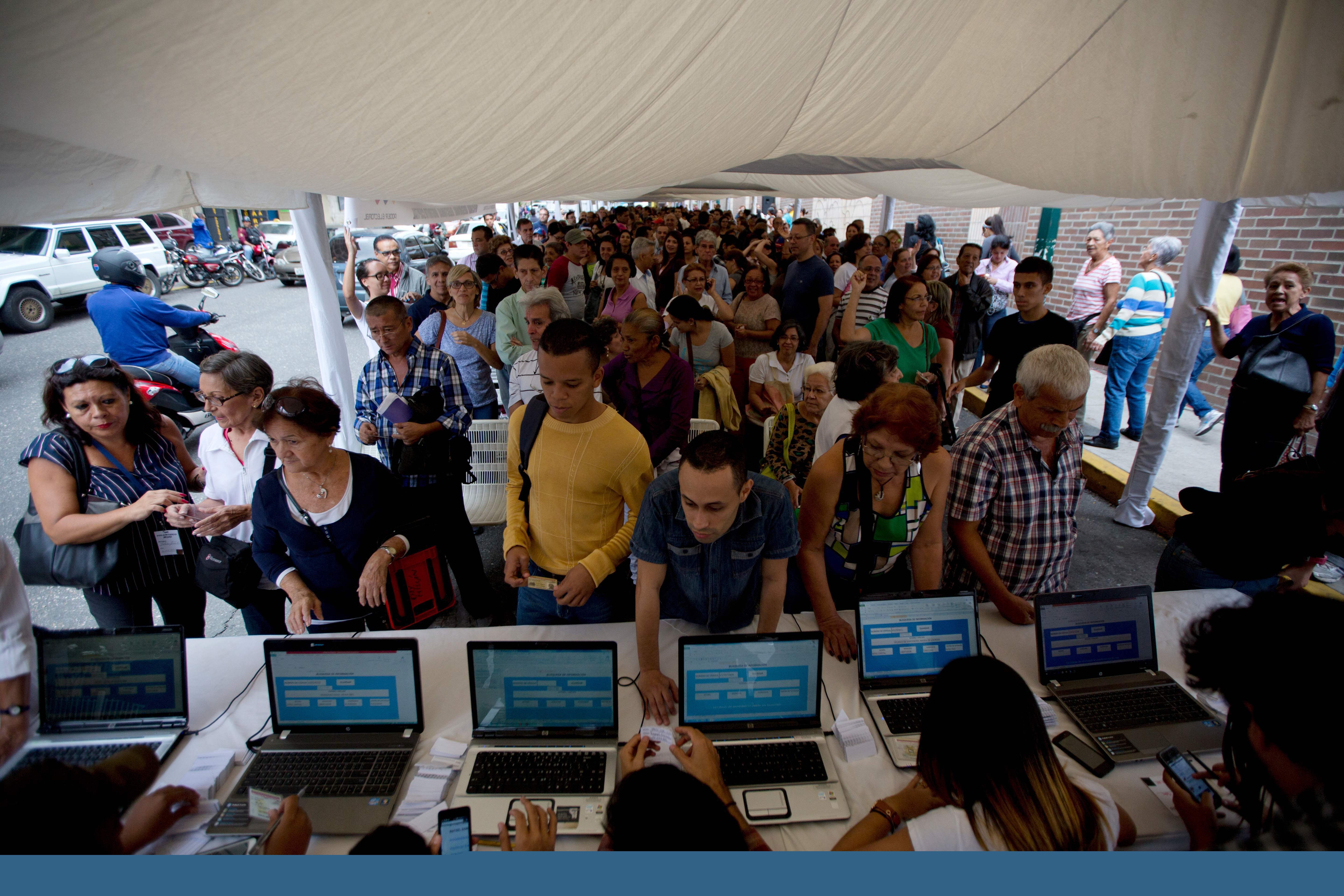 Afirma oposición que logró validación de firmas contra Maduro