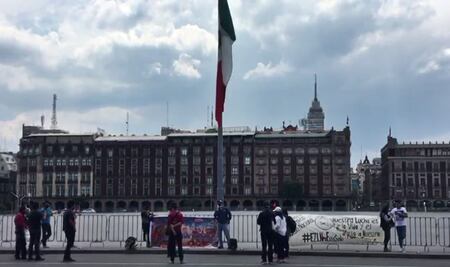 Solitaria concentración por el 1 de Mayo frente a Palacio Nacional 