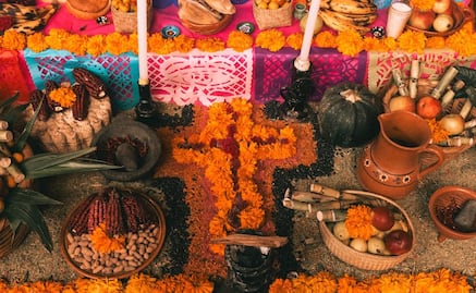 Agua, incienso, velas... ¿Cuál es su significado en la ofrenda de Día de Muertos?