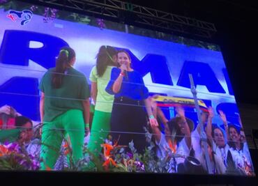 Joven mexicana le presenta al Papa Francisco a San Juan Diego