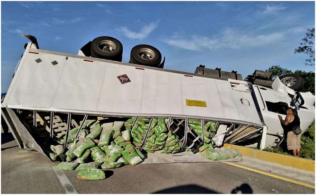 Diez lesionados en carretera deja doble accidente en la vía Mérida-Campeche. Foto: Especial