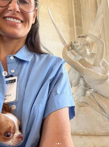 Demi Moore entra al Museo del Louvre con su perrito y la critican en redes