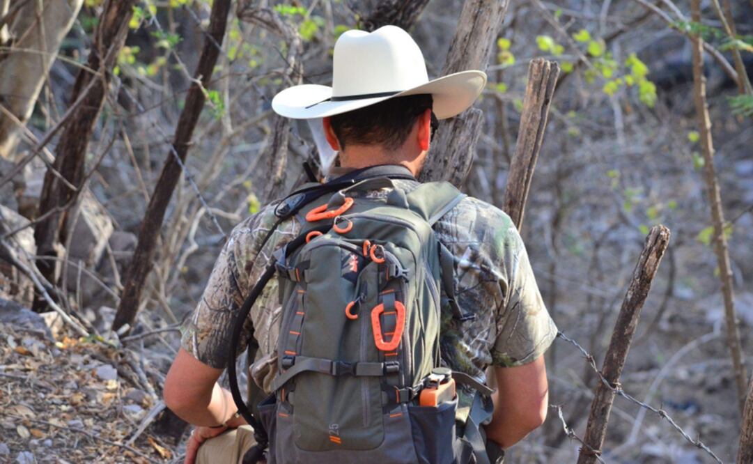 Un cazador en la unidad de manejo para la conservación de la vida silvestre Cristo Rey Chiautla de Tapia en Puebla, México. Este sistema de unidades ha creado programas de caza controlada que, en algunos casos, han ayudado a recuperar ciertas poblaciones de fauna silvestre en peligro de extinción (Imagen: Alejandro Juárez Reina)