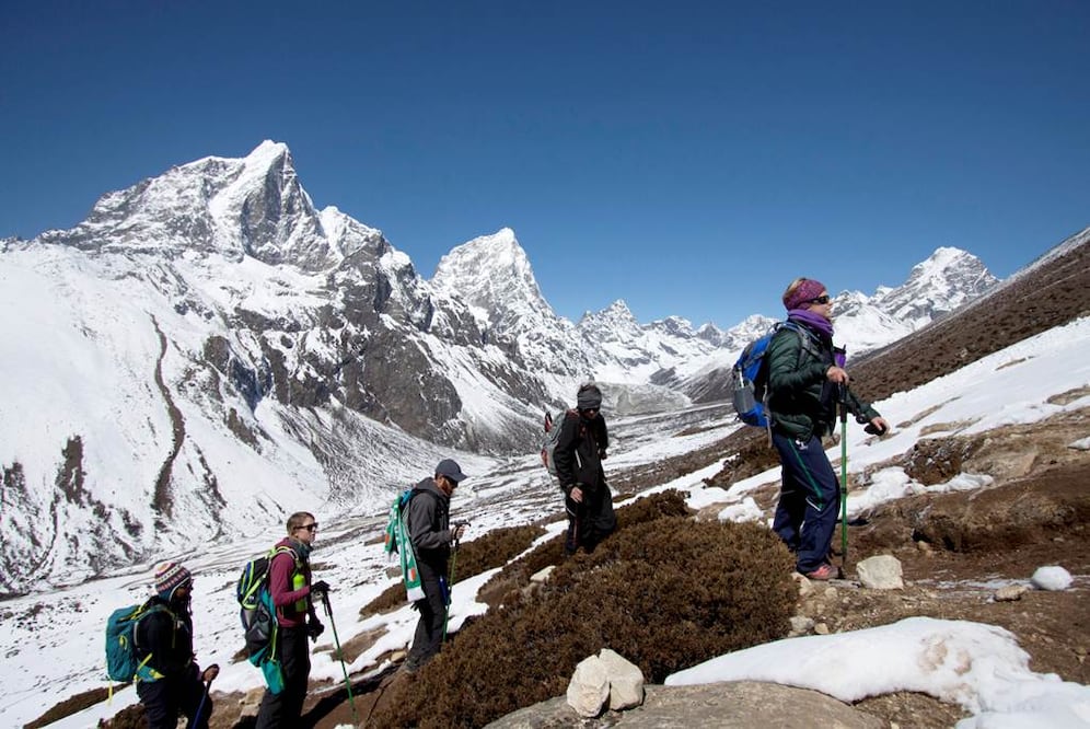 "Los trabajos (para reparar) la cascada de hielo llevarían al menos dos semanas. Dado el poco tiempo que tenemos antes de la subida de las temperaturas y la llegada del monzón que dificulta la subida al Everest, parece imposible que la ruta pueda preparar
