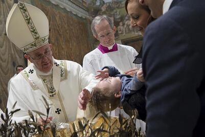 Papa bautiza a 26 niños en la Capilla Sixtina