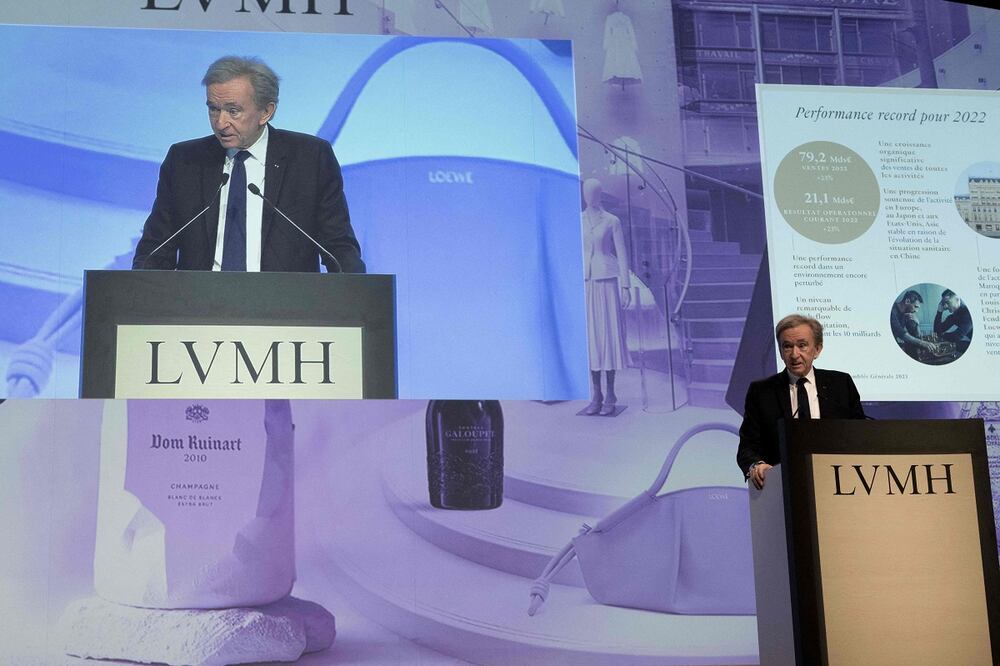 Bernard Arnault, jefe del principal grupo de lujo del mundo, LVMH, asiste a la asamblea general de LVMH en París, el 20 de abril de 2023. Foto: AFP