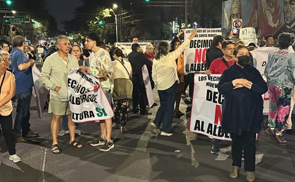 Un grupo de vecinos de la colonia Nueva Santa María en la alcaldía Azcapotzalco se manifestaron contra la construcción de un albergue para migrantes, el 19 de marzo de 2025. Foto: especial