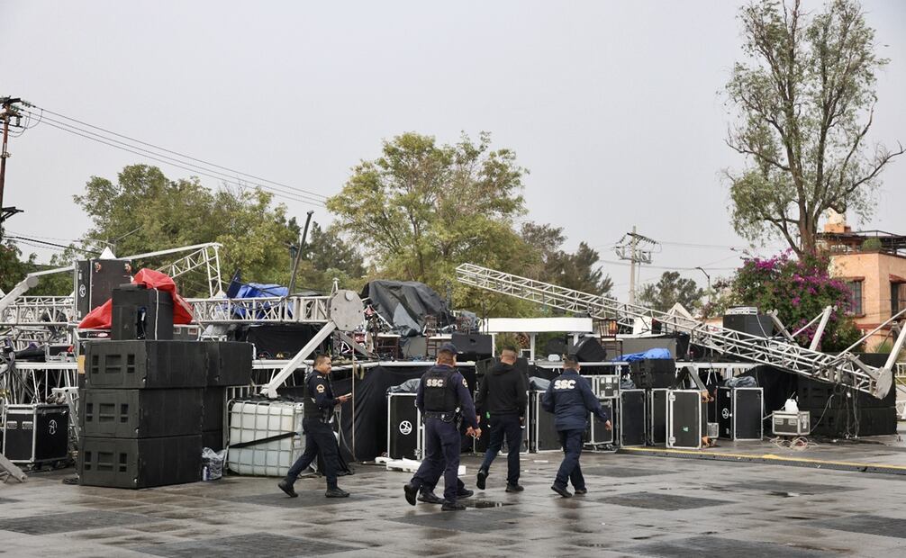 Una estructura metálica que estaba siendo colocada para el festejo del Día de las Madres en la explanada de la alcaldía GAM colapsó debido a las ráfagas de viento, el jueves 8 de mayo de 2025. Foto: Valente Rosas/EL UNIVERSAL