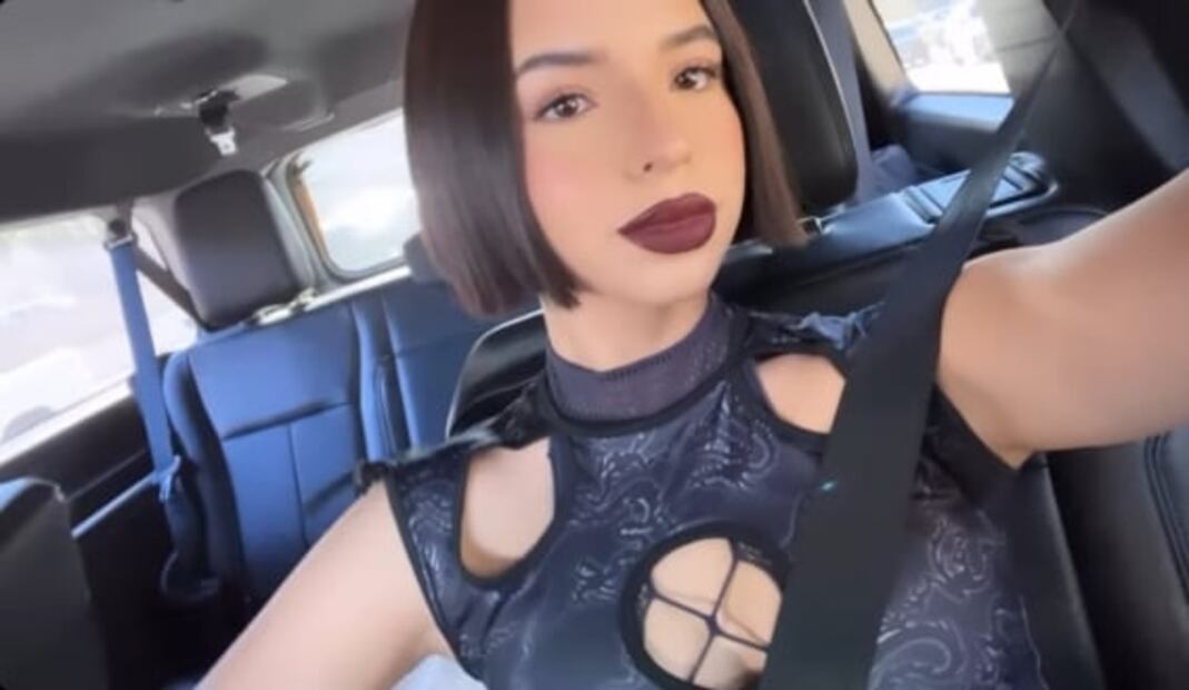 Ángela Aguilar luce labios negros, el tono ideal de la temporada 