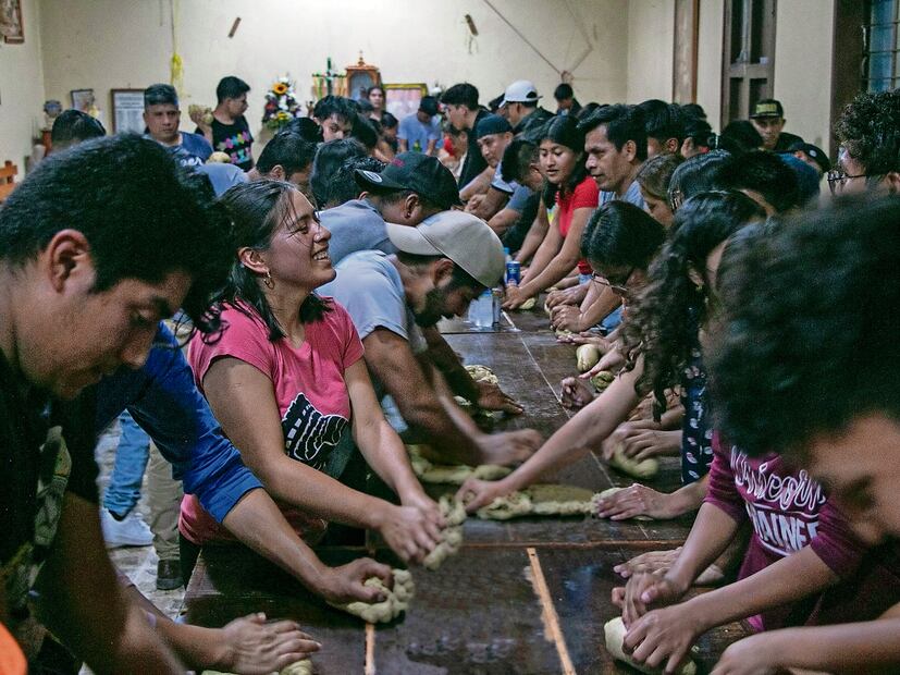Decenas de personas, entre ellos niños y jóvenes, participan en el amasijo del tradicional pan, el cual se elabora a base de panela o piloncillo. Foto: Juana García EL UNIVERSAL