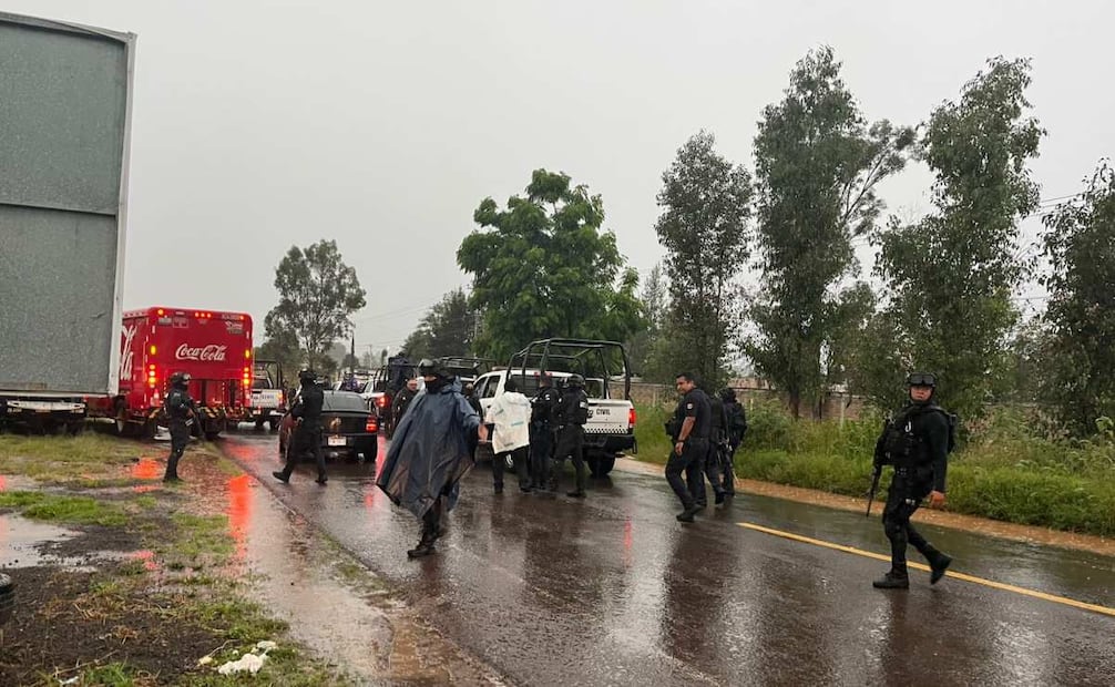  El saldo de una serie de bloqueos, quema de camiones y agresiones contra personal de la Guardia Civil, fue de siete civiles detenidos y seis vehículos asegurados.
Foto: Especial.