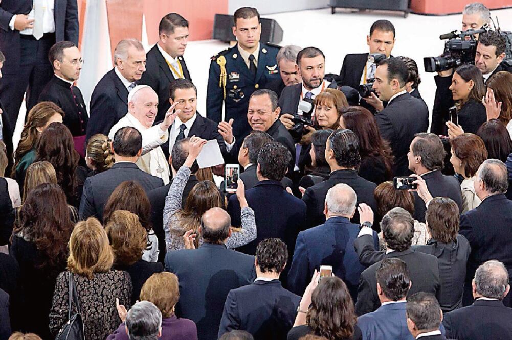 En la ceremonia junto con el presidente Enrique Peña Nieto en Palacio Nacional, el jefe del Estado Vaticano llamó a construir una "política auténticamente humana" (PRESIDENCIA)