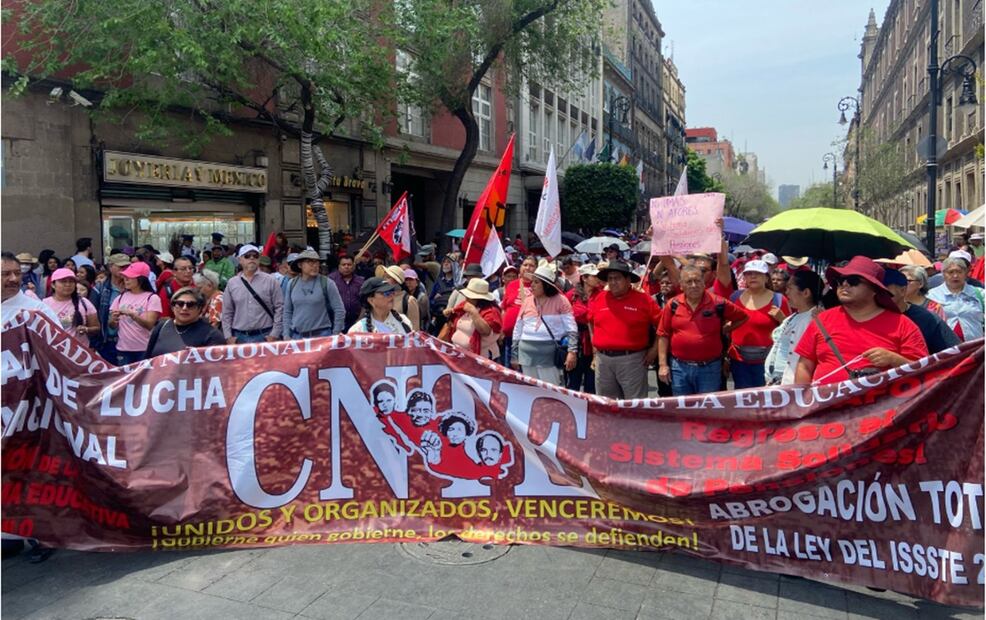 Integrantes de la CNTE realizaron una marcha en las principales vialidades del primer cuadro de la Ciudad de México en el marco del paro laboral de las 72 horas para exigir la abrogación de la ley ISSTE del 2007. Foto: Juan Carlos Williams/EL UNIVERSAL