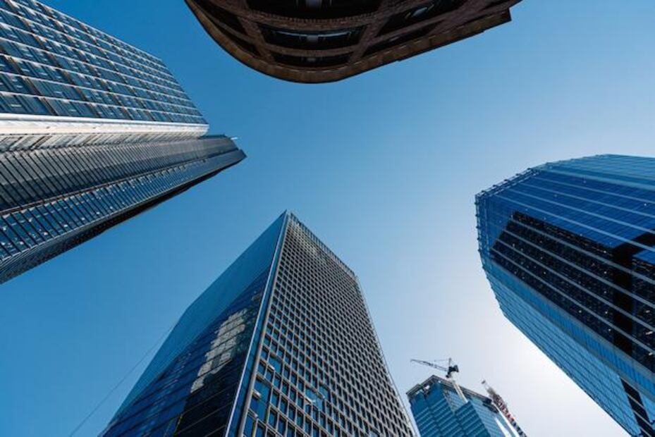 Vivir en edificios altos podría acelerar el envejecimiento. Fuente: Freepik.
