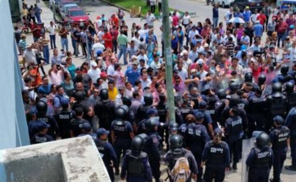 Policía repele a manifestantes en Congreso de QRoo
