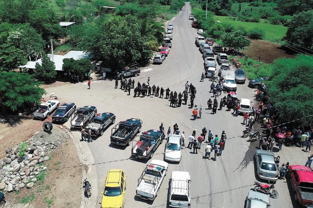 Después de los enfrentamientos con presuntos criminales, habitantes de Tepalcatepec tomaron videos con un dron en los que se observa la movilización de la población y los policías. Foto/ESPECIAL