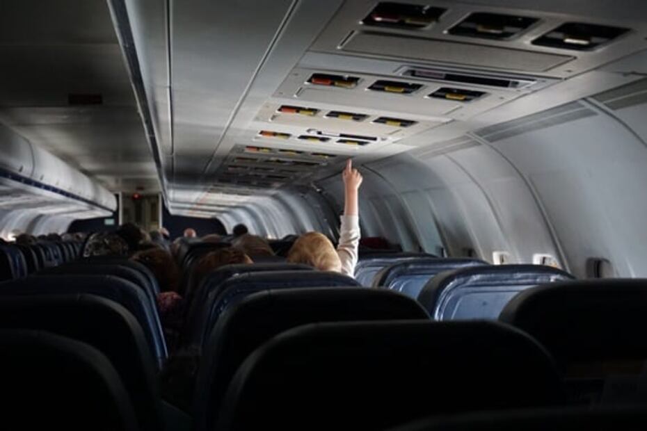 ¿Se puede viajar con alcohol en la cabina de un avión?