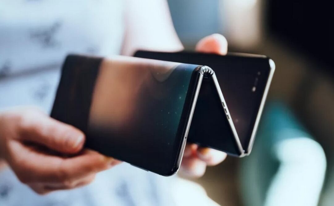 El efecto de plegarlo y desplegarlo brinda al teléfono la forma de "zeta"