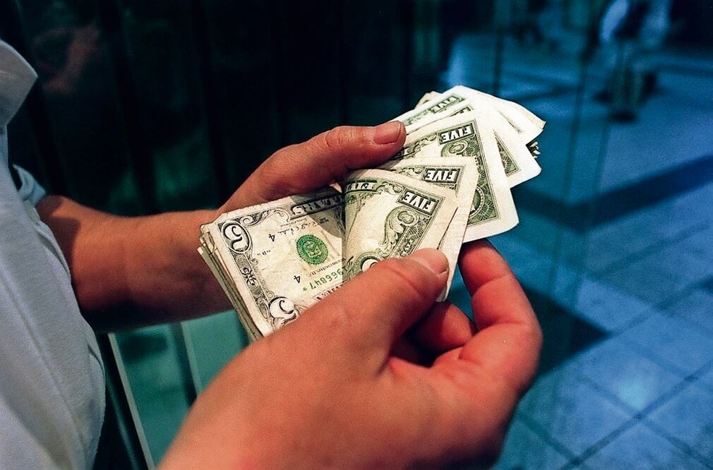 El peso extiende su depreciación, pese a las buenas cifras económicas locales, donde destacó el aumento en la Balanza Comercial de mayo y una tasa de desempleo mejor de lo esperada.