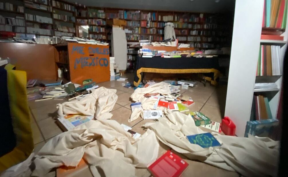 Librería Julio Torri fue saqueada por personas encapuchadas durante la segunda marcha contra la gentrificación (20/07/2025). Foto: Juan Carlos Williams / EL UNIVERSAL