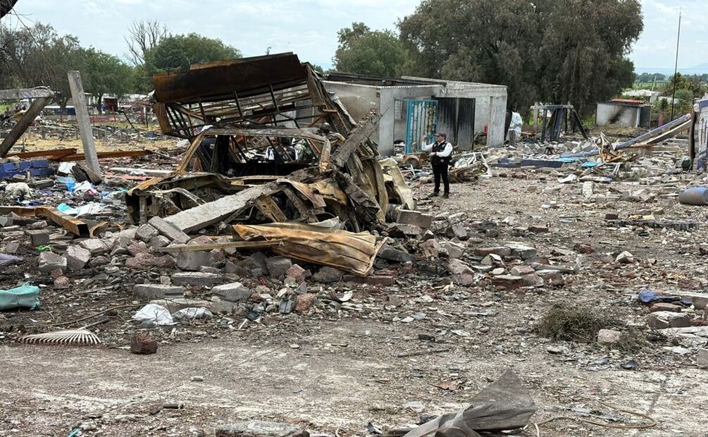 Labores de remoción de escombros en La Saucera tras explosión de polvorín. Foto: Arturo Hernández / EL UNIVERSAL Estado de México