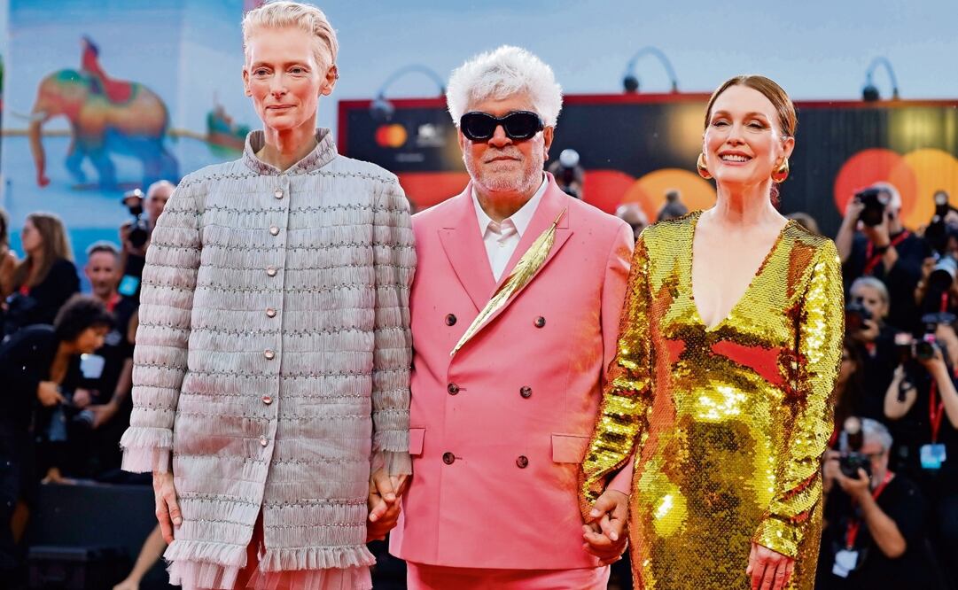 Tilda Swinton, Pedro Almodóvar y Julianne Moore presentaron su nueva película, la primera en inglés del cineasta, en el Festival Internacional de Cine de Venecia. Foto: EFE