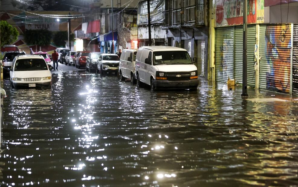 Las intensas lluvias de la tarde noche del martes volvieron a causar estragos en el oriente de la capital. En la calzada Ignacio Zaragoza a la altura del Metro Zaragoza las inundaciones superaron los 30 centímetros de altura afectando a usuarios de la Línea 1, el 16 de septiembre de 2025. Foto: Francisco Rodríguez/EL UNIVERSAL
