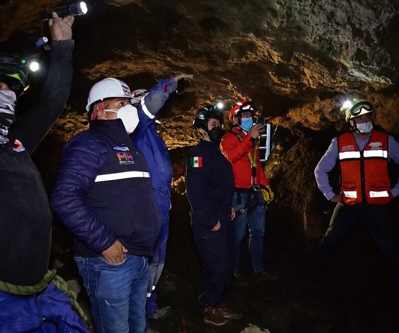 El edil Mauricio Tabe y personal de la alcaldía Miguel Hidalgo, durante la revisión de una mina hallada en la demarcación. Foto: Especial