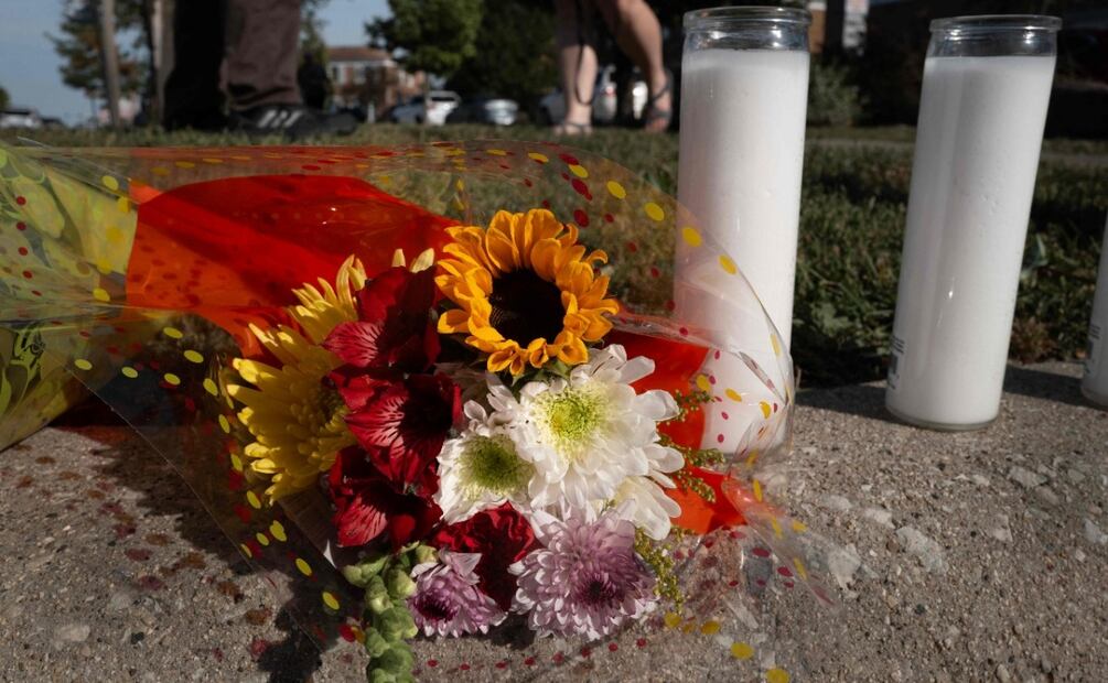 Colocan velas donde fue asesinado Silverio Villegas, michoacano y cocinero atacado por un agente del ICE en Chicago, EU. Foto: AFP
