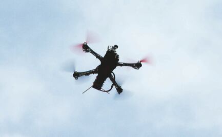 Sanitizan con drones calles de Mérida para combatir Covid-19