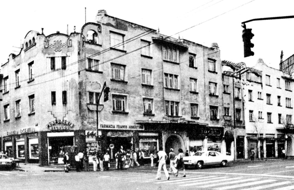 El Conjunto Isabel, ubicado en la esquina de Revolución y José Martí, fue construido entre 1928 y 1929 por Juan Segura para la Fundación Mier y Pesado. El predio antiguamente fue parte de la residencia de los Mier, conocida como "el triángulo de Tacubaya"; en la actualidad este edificio estilo art déco se conserva como uno de los puntos más representativos en la zona. La imagen fue captada en 1982. Crédito: INBA