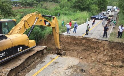 Incomunicadas por deslaves carreteros, 9 localidades de Oaxaca  