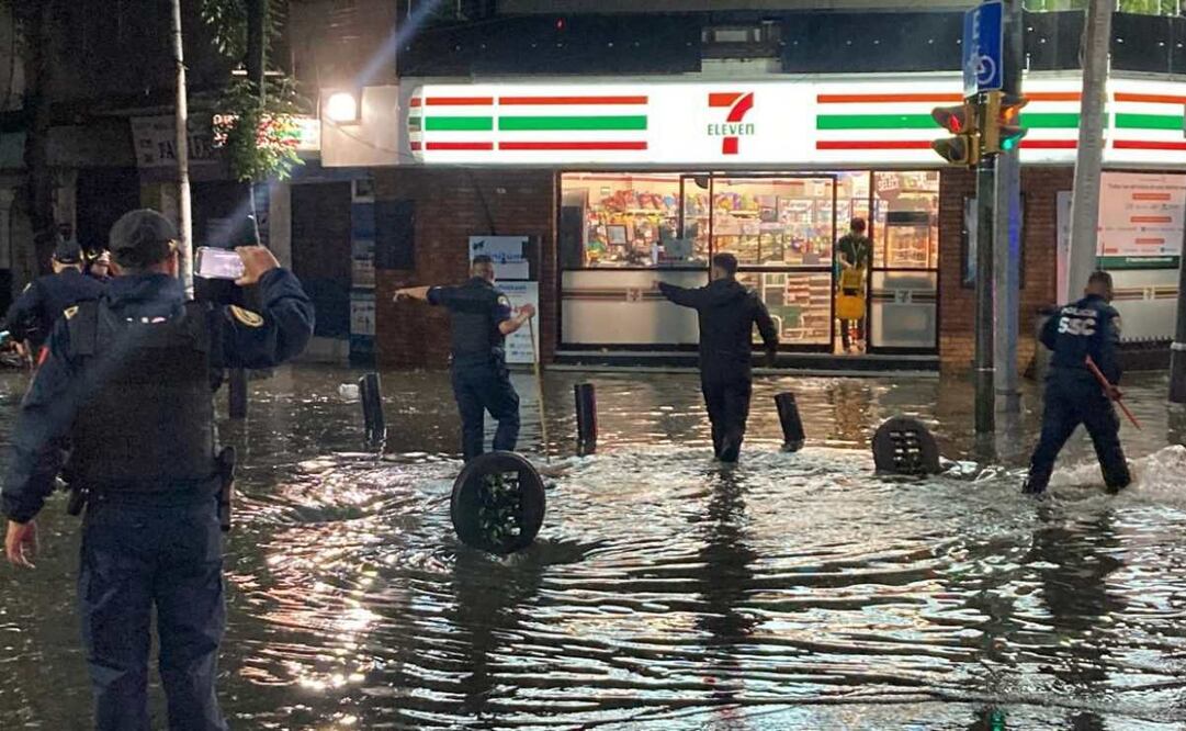 Las intensas lluvias registradas la tarde y noche de este martes generaron múltiples encharcamientos y afectaciones viales. Foto: Juan Carlos Williams.