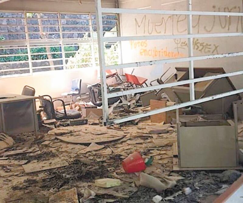 Las instalaciones del CCH Sur tuvieron afectaciones a su inmobiliario por los paros, acusaron en redes sociales. Foto: TOMADA DE TWITTER