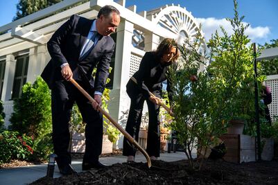 Kamala Harris y Trump conmemoran aniversario del ataque a Israel con actos simbólicos; Biden enciende vela junto a rabino