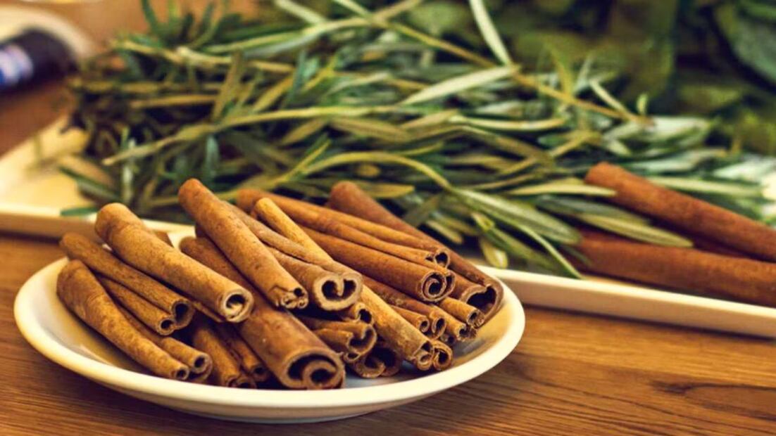 Beneficios del té de romero y canela. Fuente: Freepik.