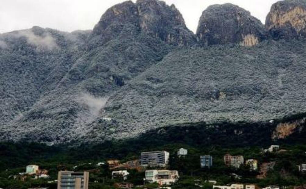 Nieve cubre montañas de Nuevo León