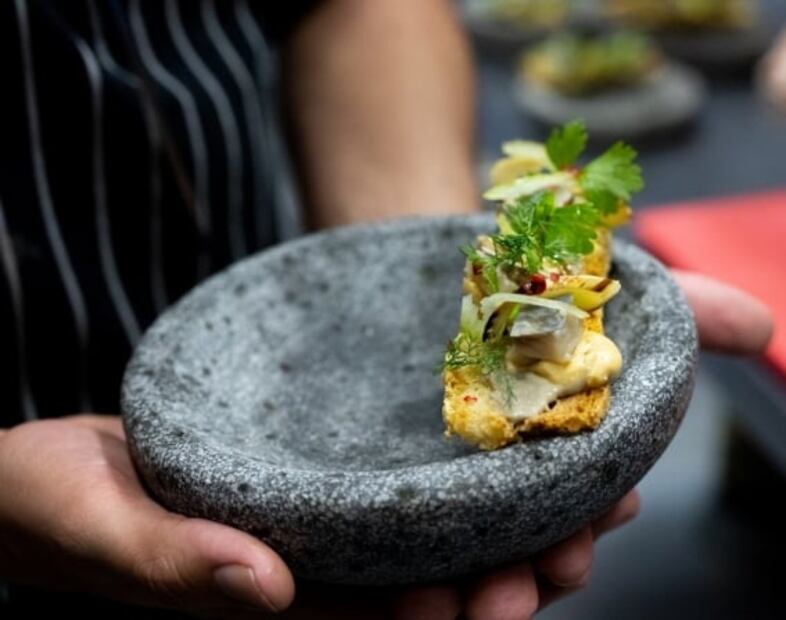 Mujeres latinas cocinan a diez manos en Costa Rica