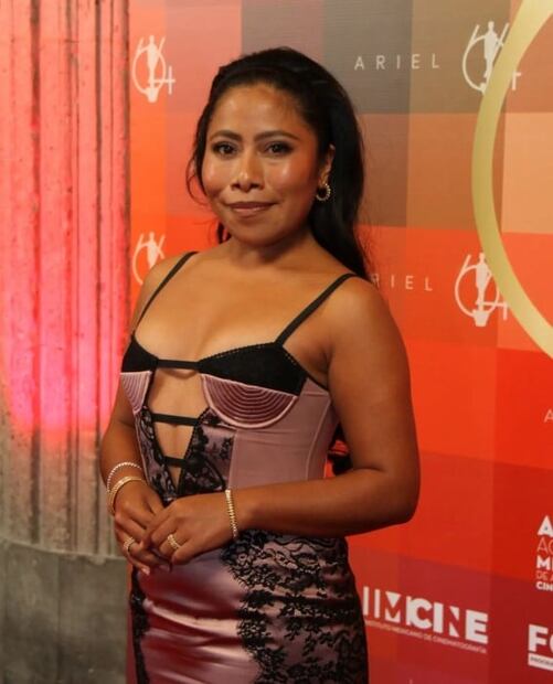 Yalitza Aparicio impacta con vestido lencero en los Premios Ariel