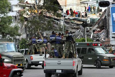 Permanecen 44 atrapados en Álvaro Obregón 286