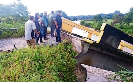 Por intensas lluvias, cae puente sobre el río Copala