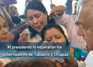 Tabasqueños reciben a AMLO con peticiones