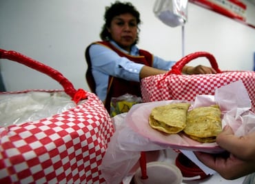 De papa o chicharrón, ¿de qué le pongo joven? Los mejores tacos de canasta de CU