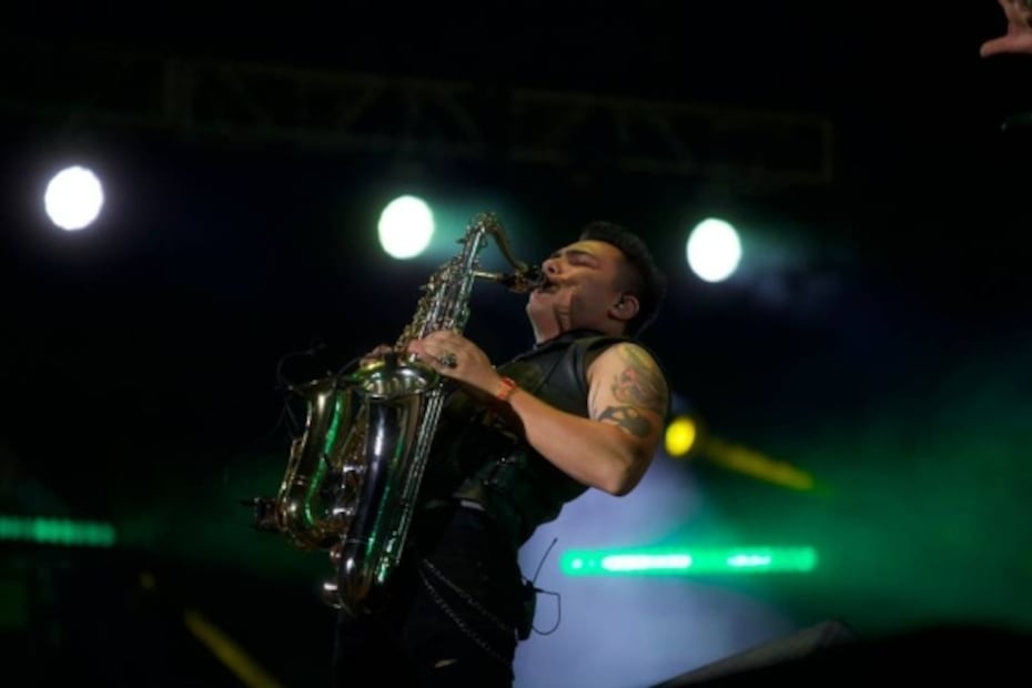 Con un espectáculo dedicado a Sax, Maldita Vecindad cierra el primer día del Vive Latino