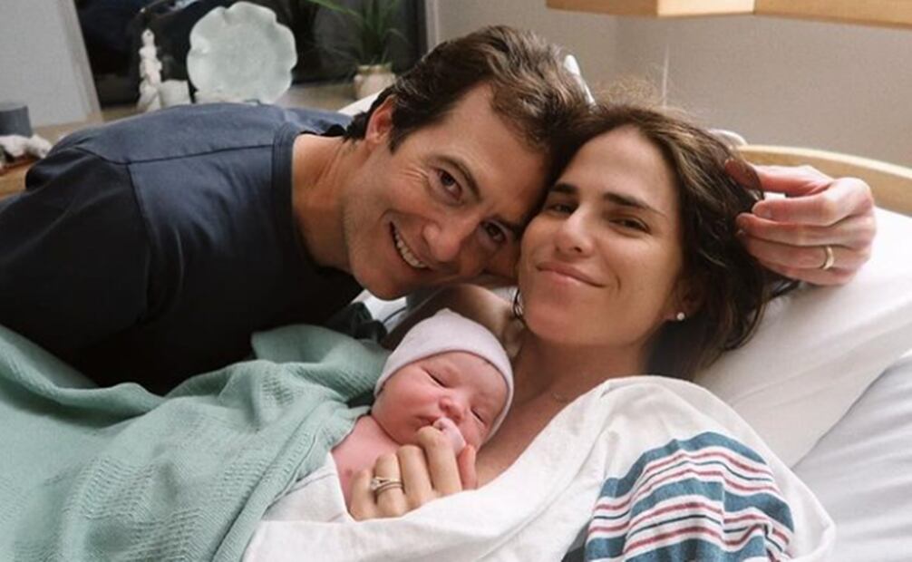 Karla Souza y su esposo  Marshall Trenkmann  reciben a su hija Giulia.