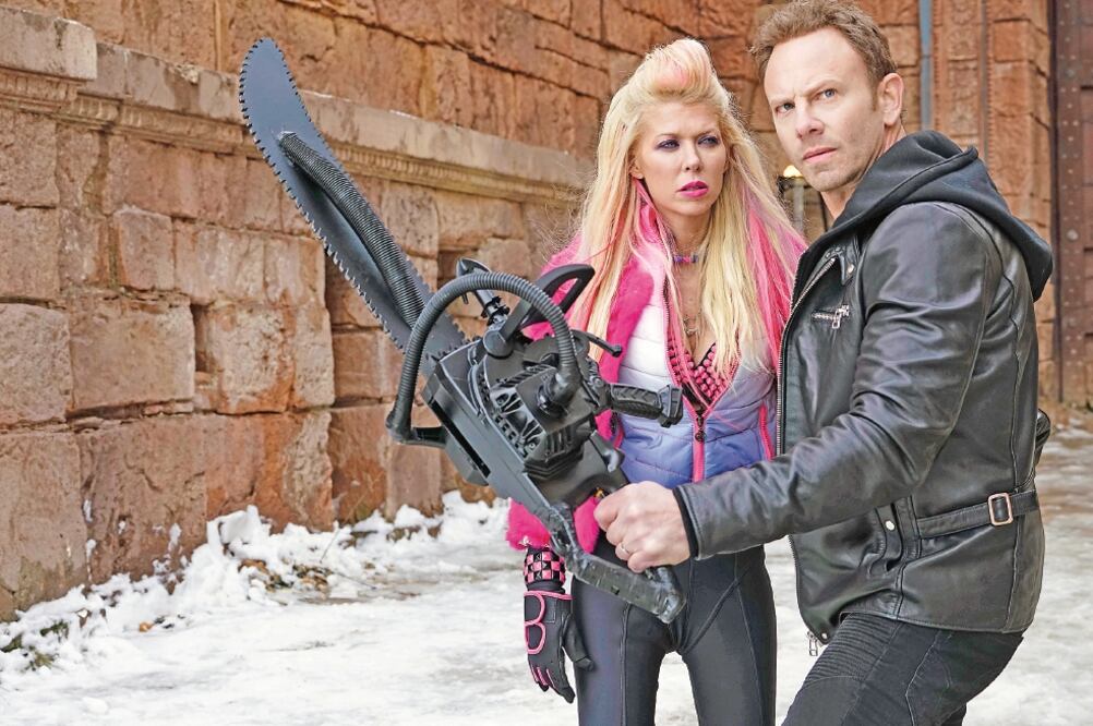 Tara Reid e Ian Ziering vuelven a pelear con tiburones, tornados y tormentas por quinta ocasión. (SYFY)
