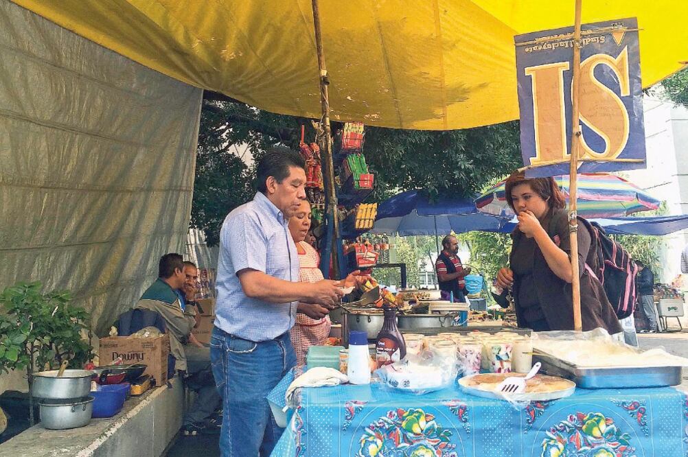 Entre todos los puestos, los de comida son los más socorridos por académicos y alumnos de la UNAM, e incluso gente externa (FERNANDO RAMÍREZ / EL UNIVERSAL)