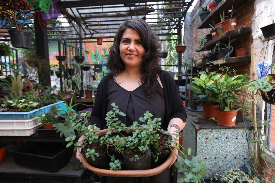 Nayeli Real es una mujer que siembra y enseña a sembrar en Huerto Romita en la Ciudad de México