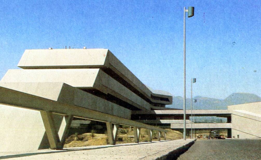 Vista general de una zona del Heroico Colegio Militar. Diseñado por los arquitectos Agustín Hernández y Manuel González Rul, los dormitorios se diseñaron semejando nidos de “aguiluchos”, se construyó en 1976 y está ubicado en la carretera México-Cuernavaca en el km. 22, en San Pedro Mártir, Tlalpan. Colección Carlos Villasana.